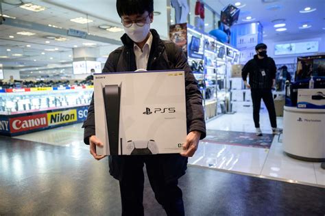 Jeux vidéo : nouvel opus dans la bataille des consoles .